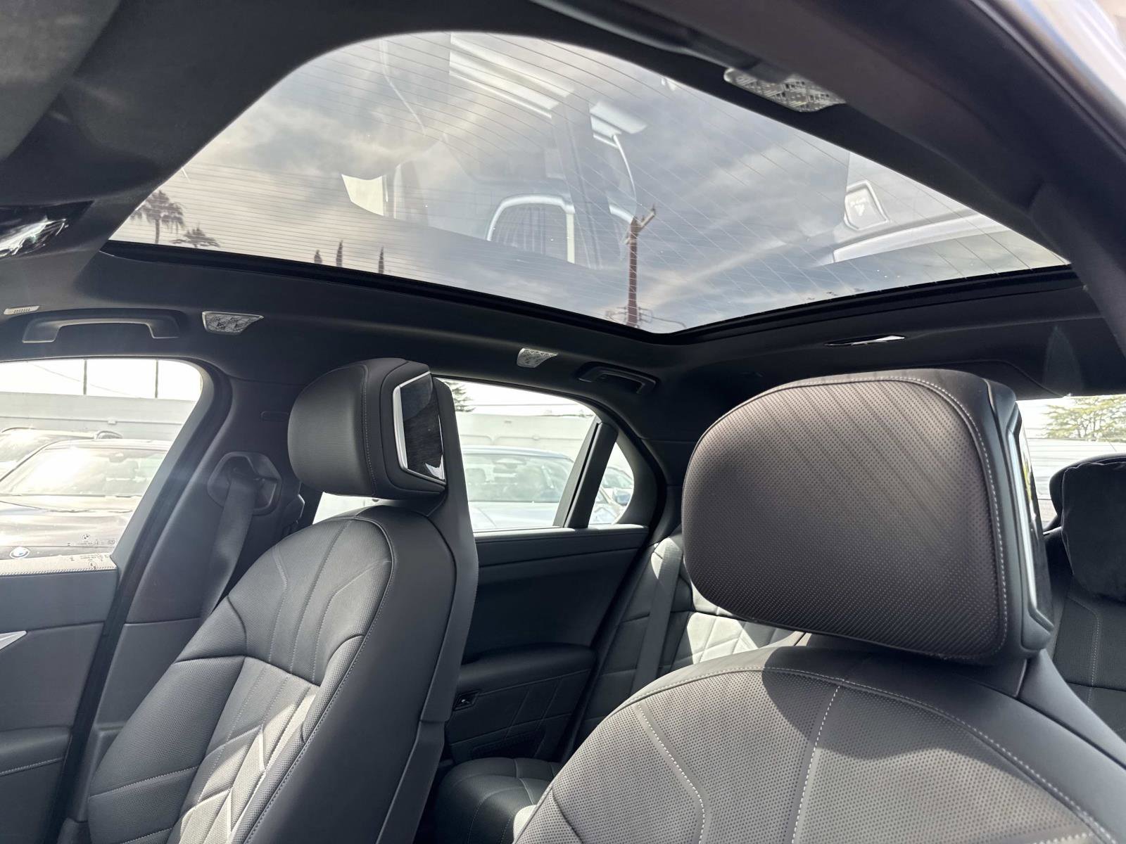 Used 2025 BMW i7 eDrive50 w/ M Sport Package image 15