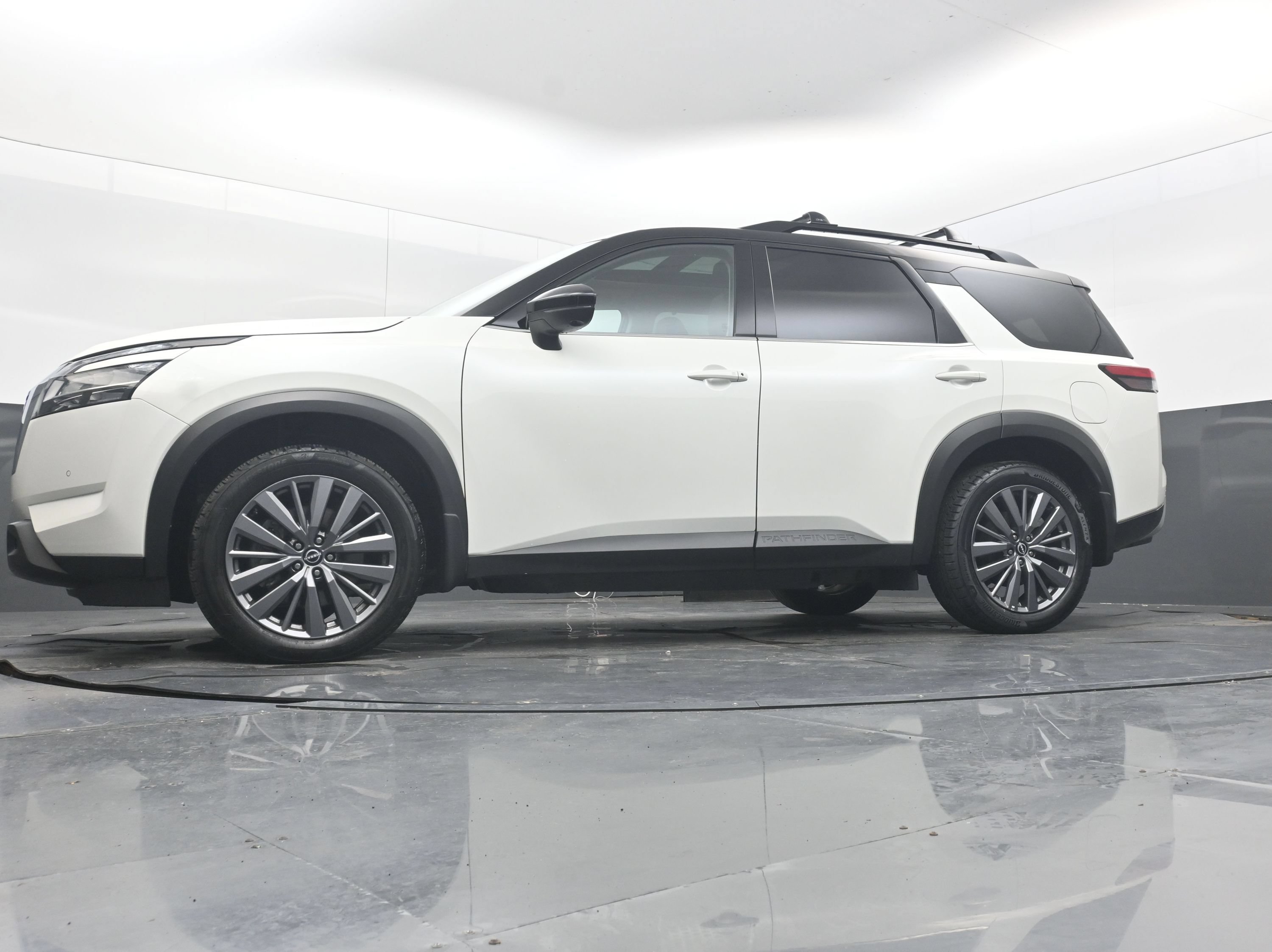 Used 2024 Nissan Pathfinder SL w/ SL Premium Package FWD image 23