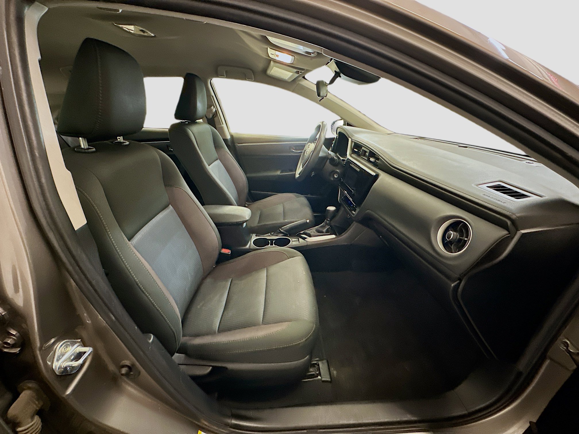 Used 2018 Toyota Corolla LE w/ Body Protection Package FWD image 31