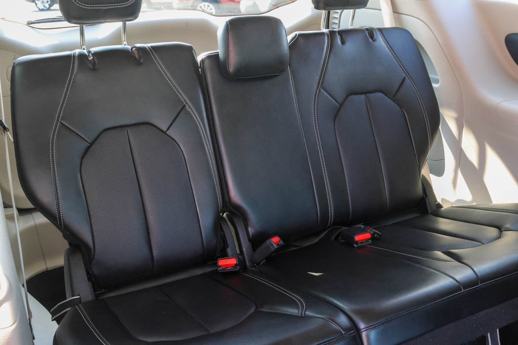 Used 2024 Chrysler Pacifica Touring-L FWD image 12