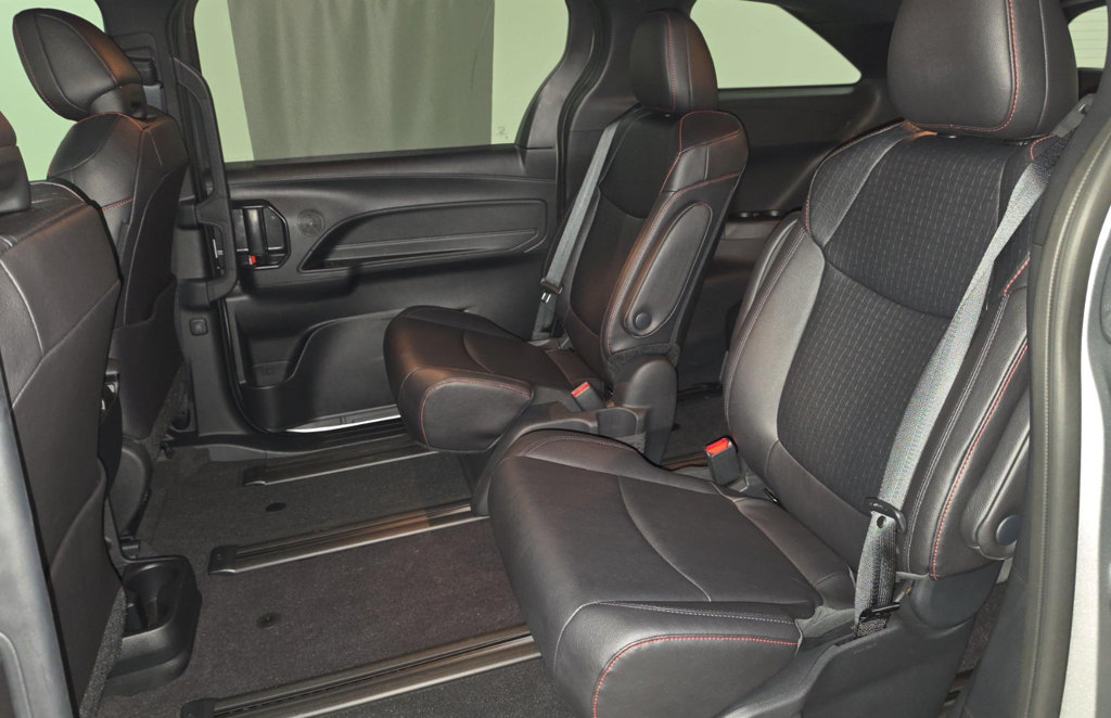 Used 2025 Toyota Sienna XSE FWD image 12