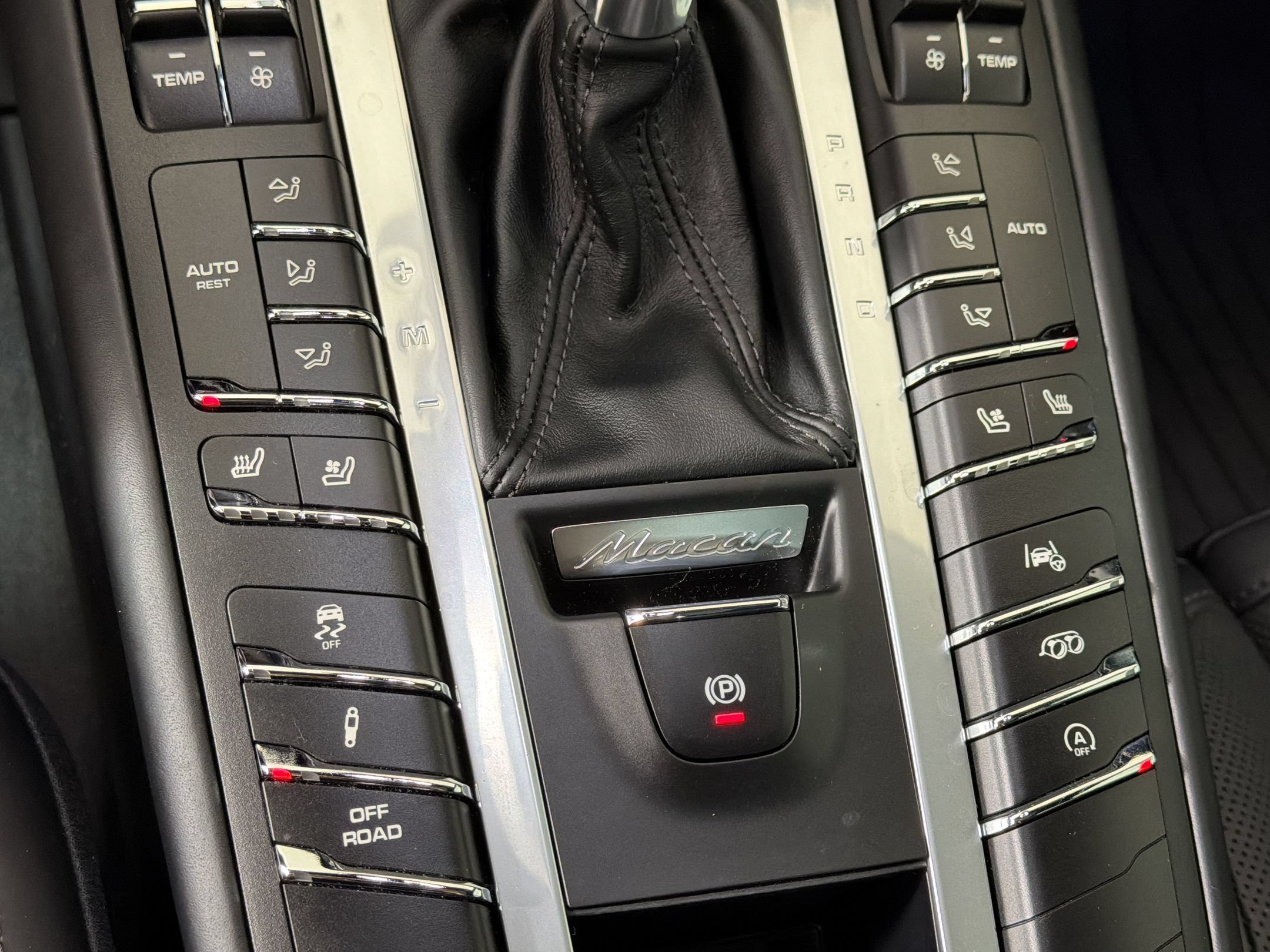 Certified 2020 Porsche Macan Turbo AWD/4WD image 17