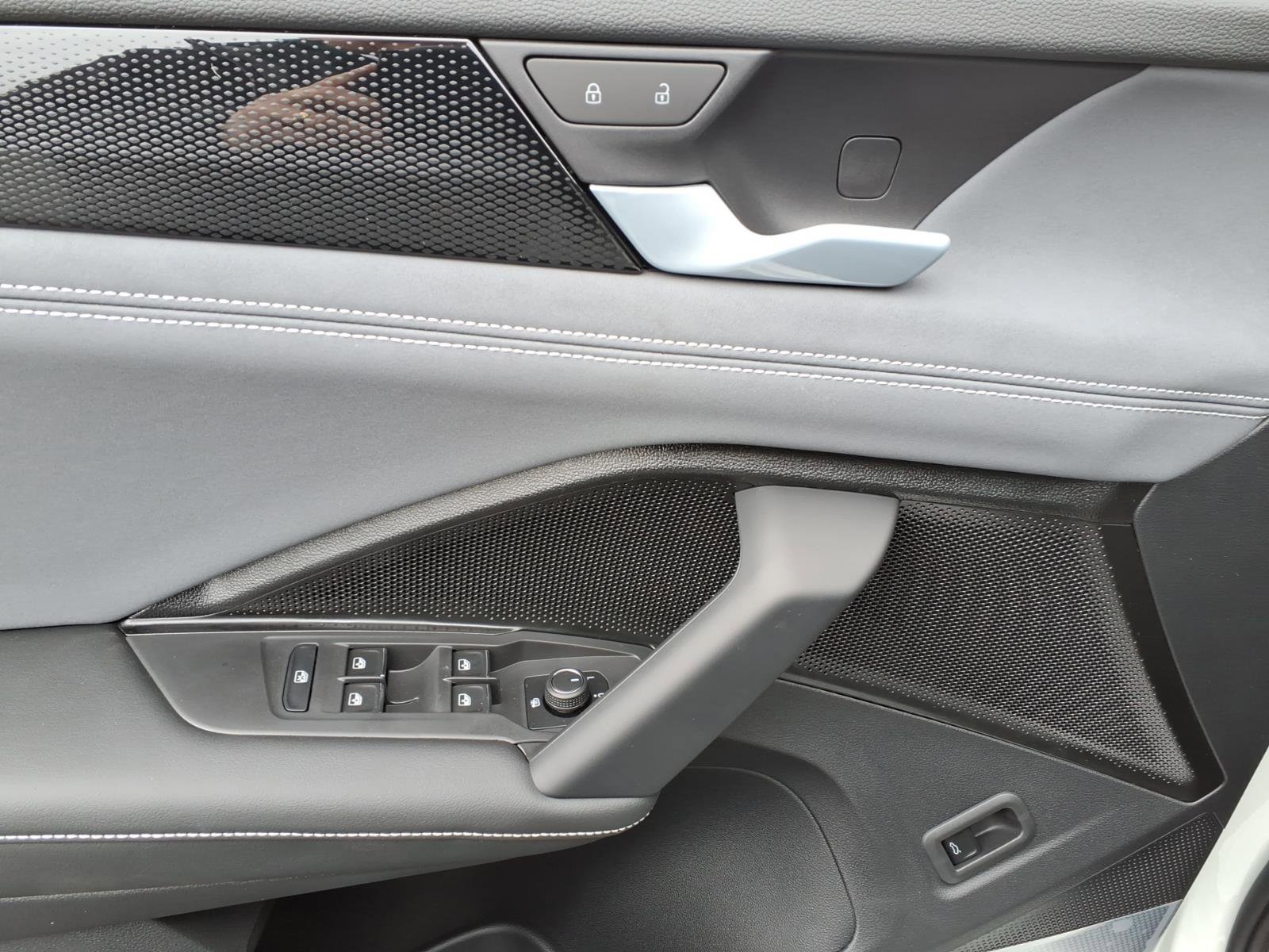 New 2026 Volkswagen Tiguan SE R-Line image 12