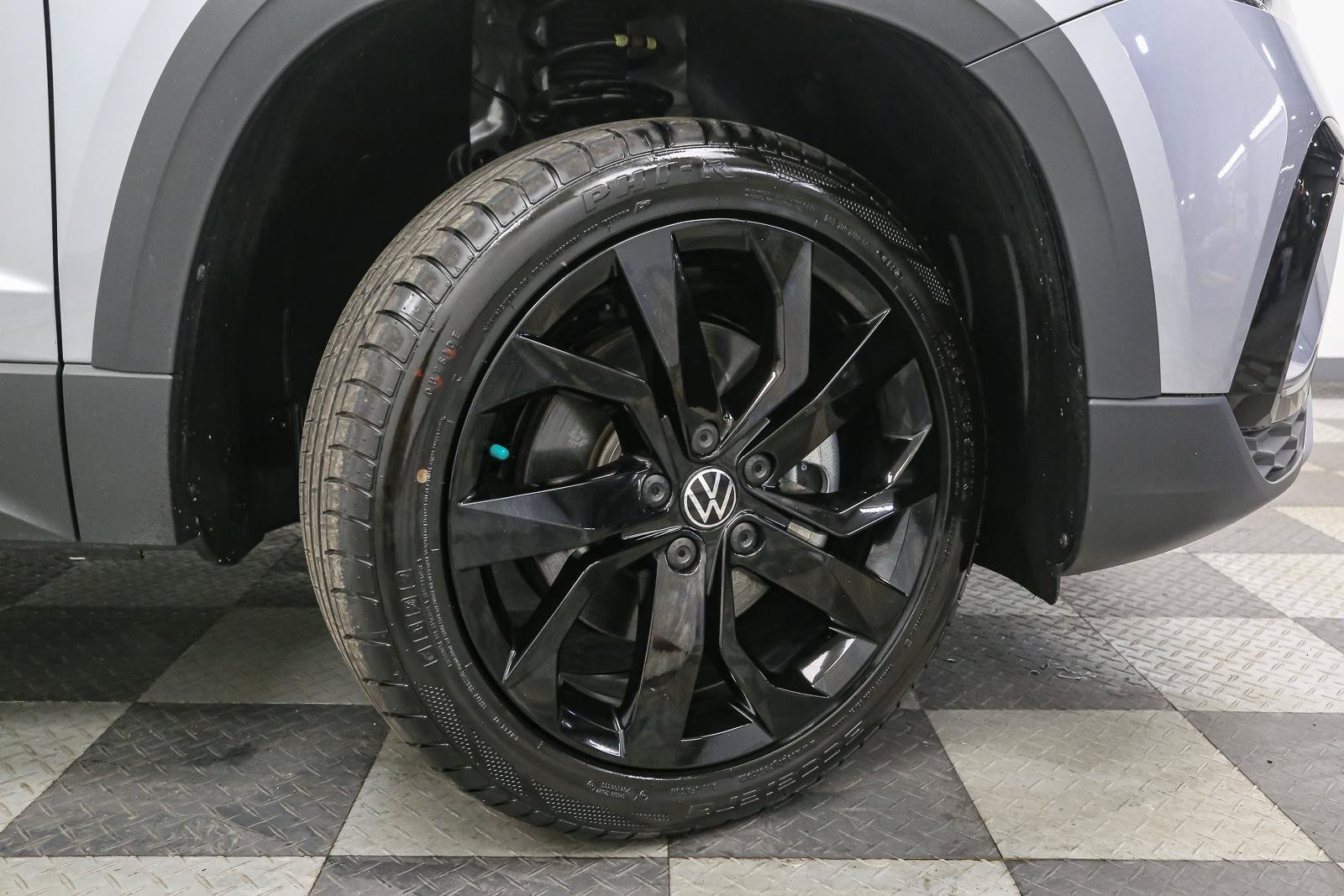 Used 2023 Volkswagen Taos SE w/ Black Wheel Package FWD image 14