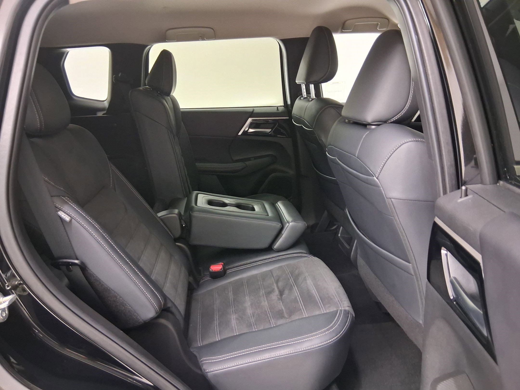Used 2024 Mitsubishi Outlander SE image 35
