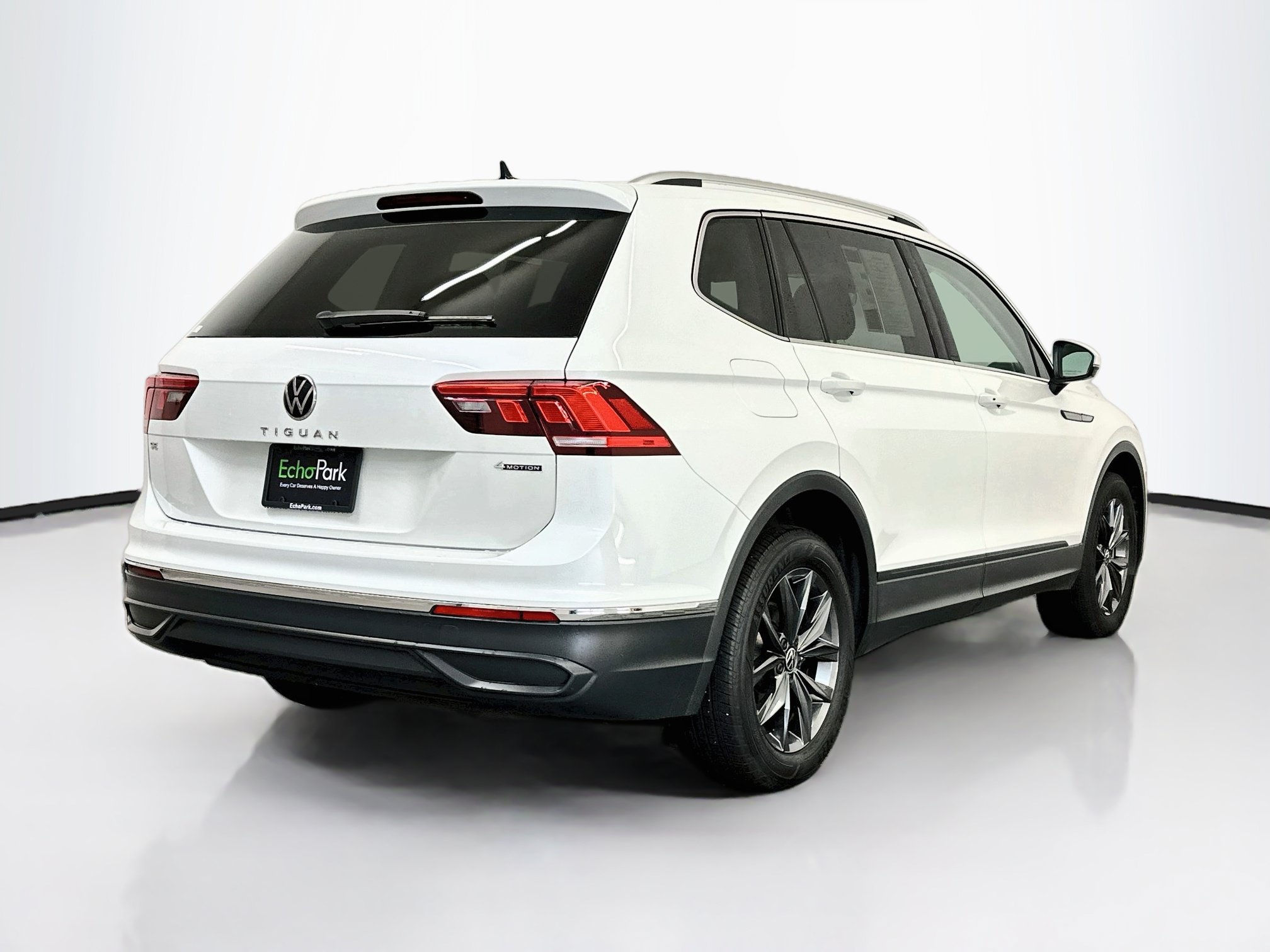 Used 2023 Volkswagen Tiguan SE w/ Panoramic Sunroof Package AWD/4WD image 9