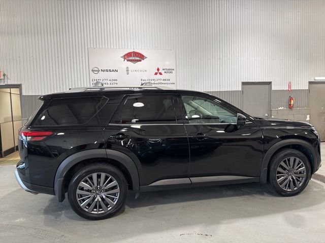 Certified 2024 Nissan Pathfinder SL w/ SL Premium Package AWD/4WD image 3