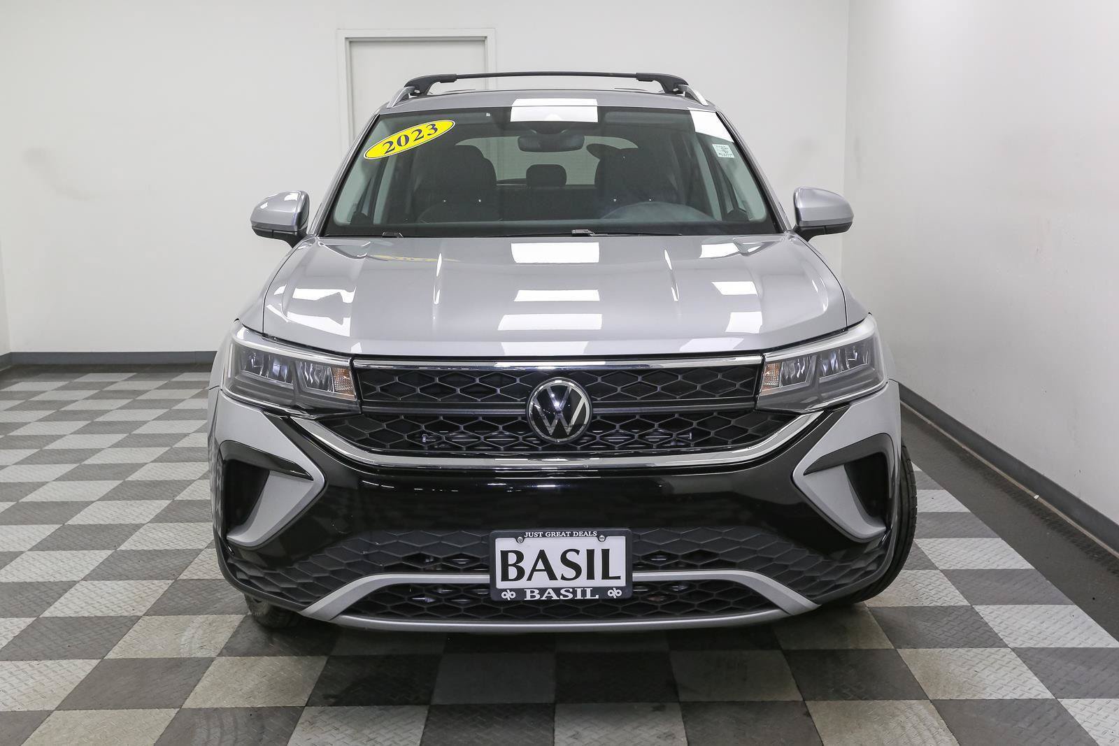 Used 2023 Volkswagen Taos SE w/ Black Wheel Package FWD image 3