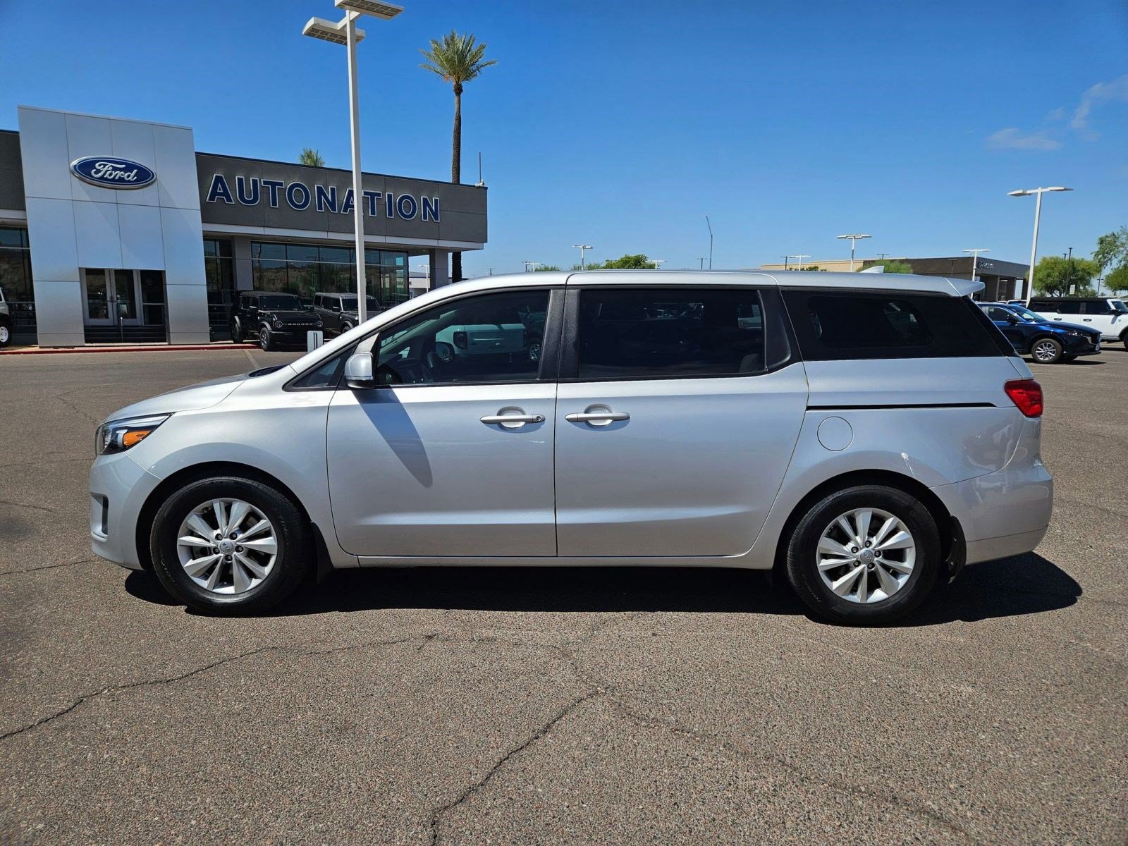 Used 2016 Kia Sedona L FWD image 2