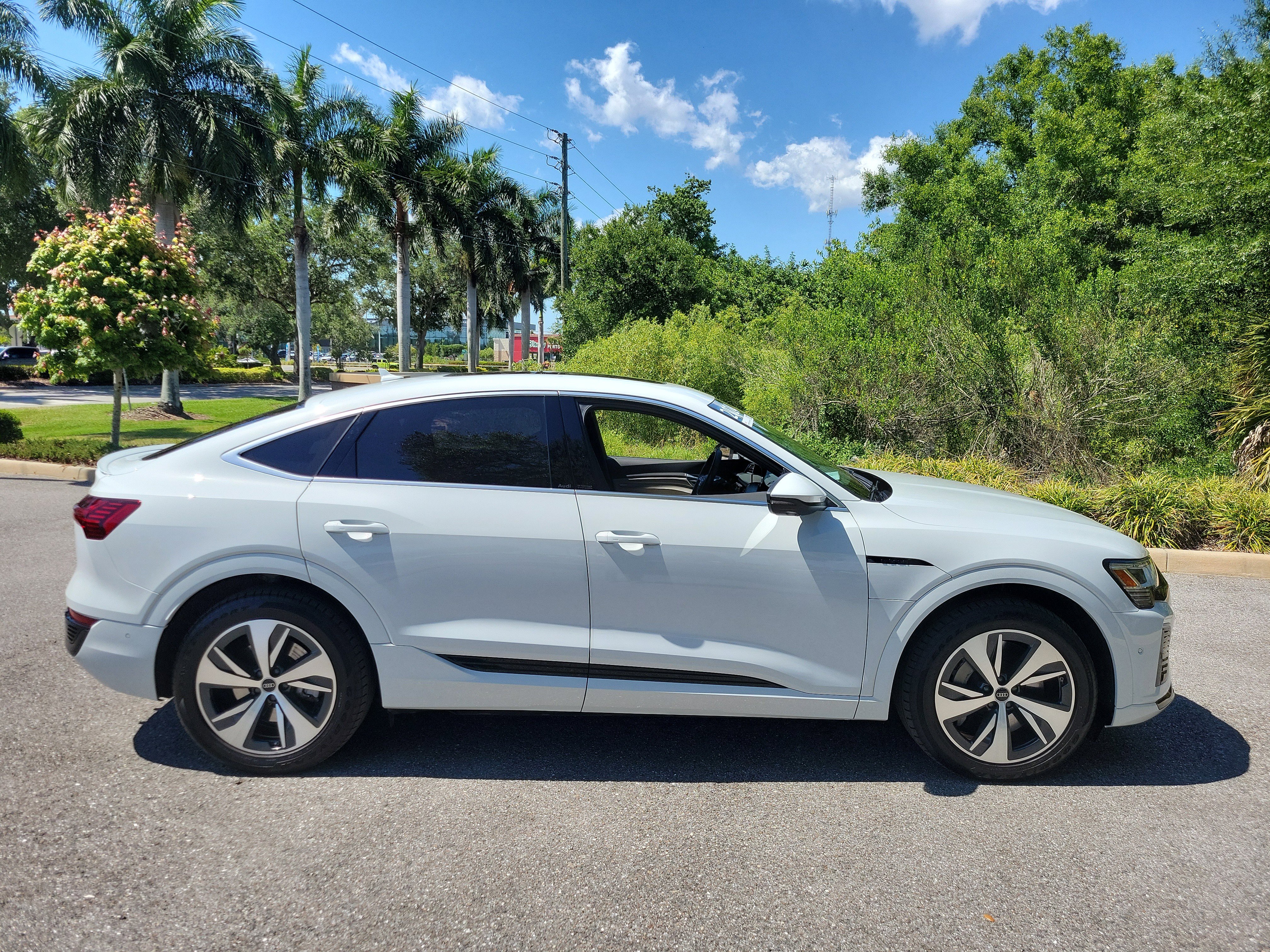 Used 2024 Audi Q8 e-tron Premium Plus w/ Premium Plus Package AWD/4WD image 3