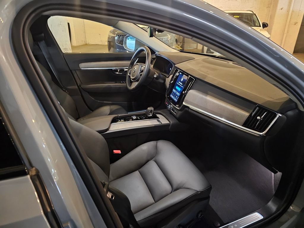 Certified 2025 Volvo V90 B6 Cross Country Plus AWD/4WD image 11