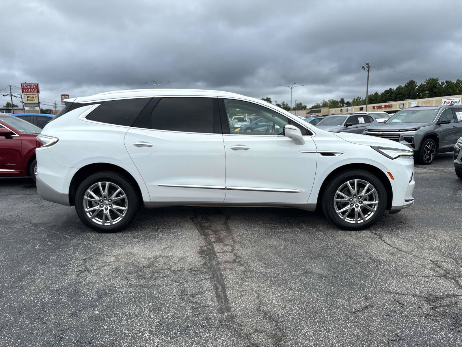Used 2023 Buick Enclave Essence w/ Experience Buick Package FWD image 5