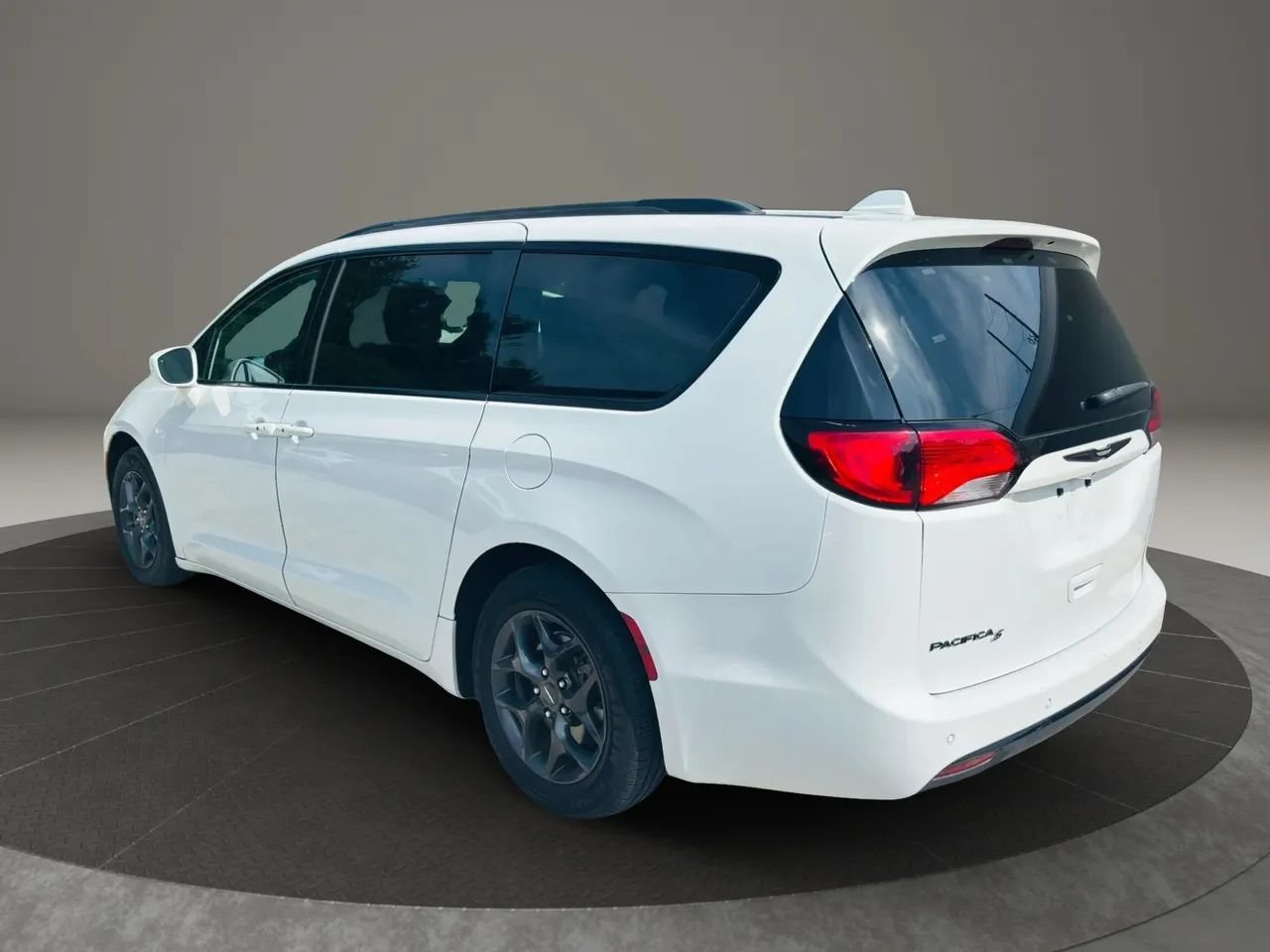 Used 2019 Chrysler Pacifica Touring-L Plus w/ S Appearance Package FWD image 3