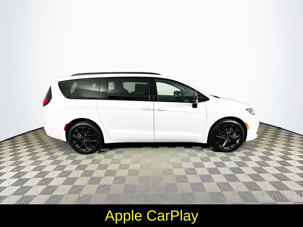 Used 2023 Chrysler Pacifica Limited w/ Uconnect Theater Family Group image 11