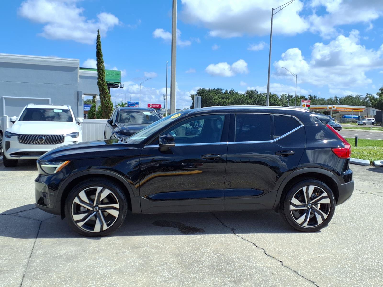 Certified 2023 Volvo XC40 B5 Ultimate w/ Protection Package Premier AWD/4WD image 4