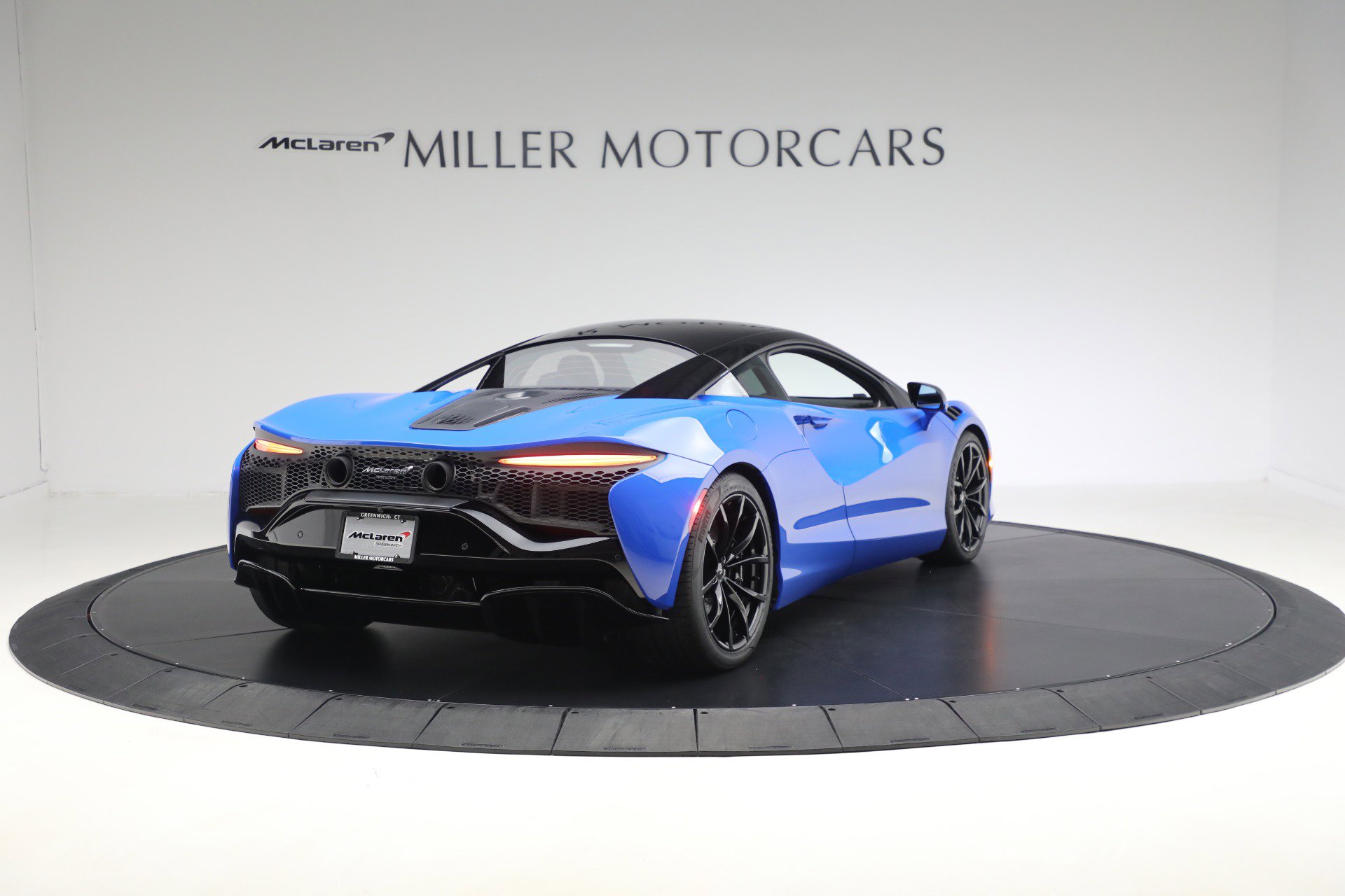 Used 2023 McLaren Artura image 7