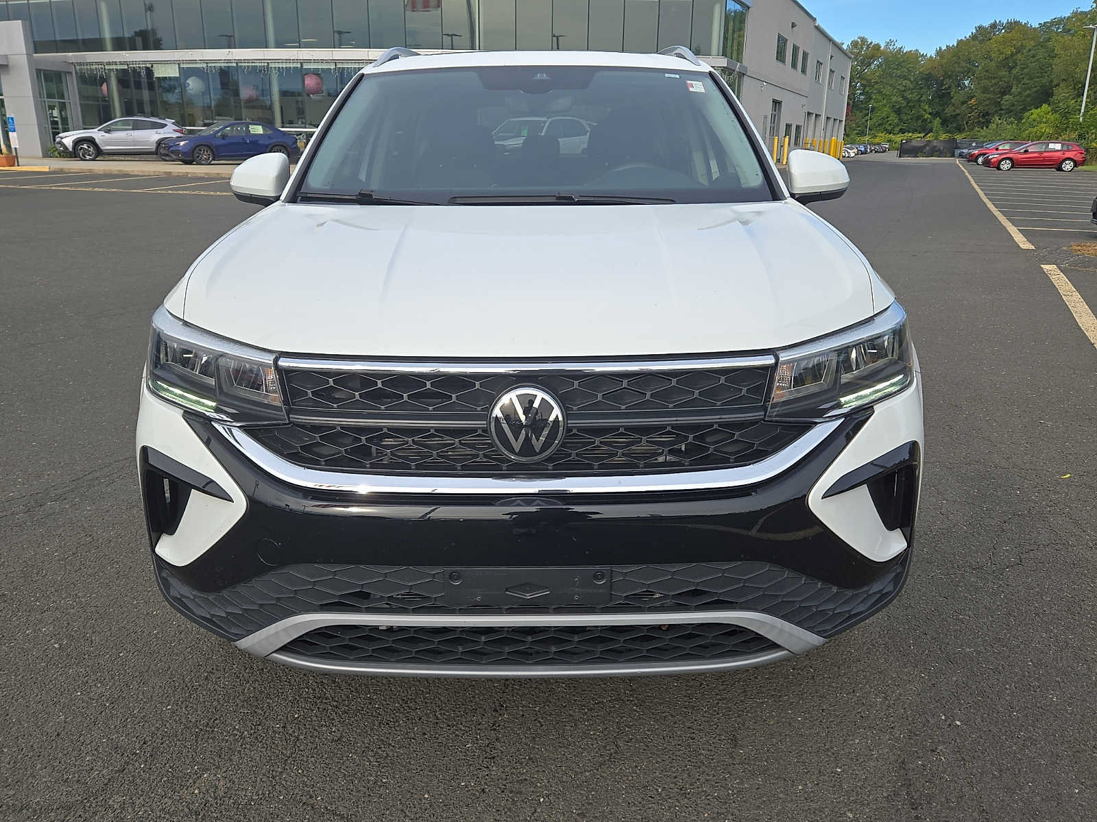 Used 2024 Volkswagen Taos SE w/ Panoramic Sunroof Package AWD/4WD image 2