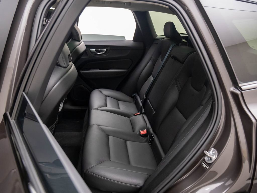 Used 2025 Volvo XC60 B5 Plus image 15