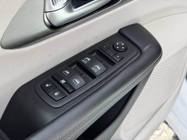 Used 2023 Chrysler Pacifica Touring-L FWD image 16