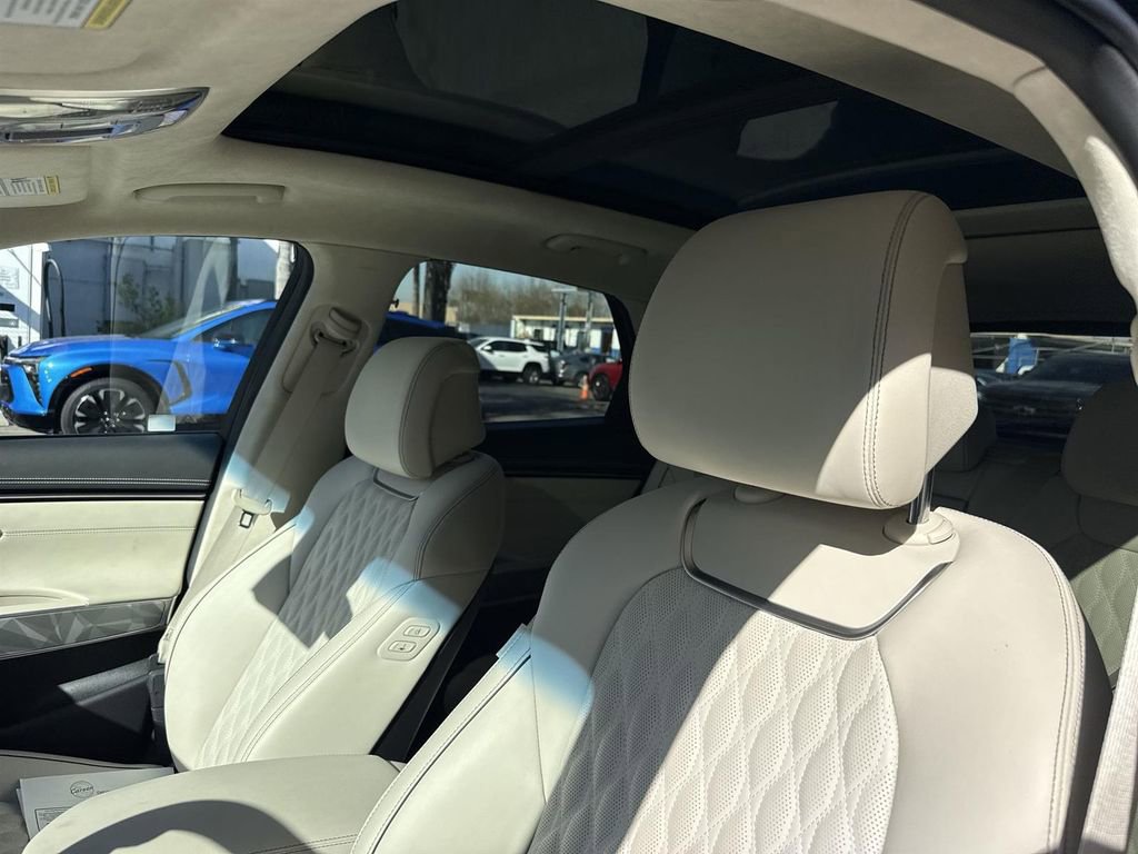 Used 2025 Genesis GV70 3.5T Sport w/ Sport Advanced Package image 18