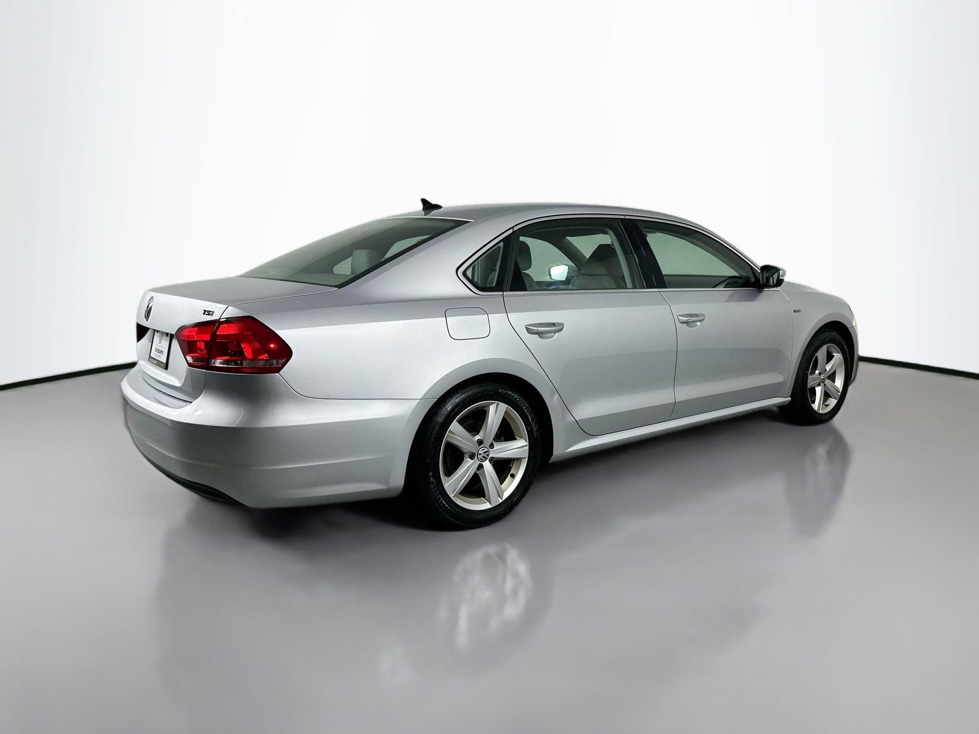 Used 2015 Volkswagen Passat 1.8T Limited Edition image 5