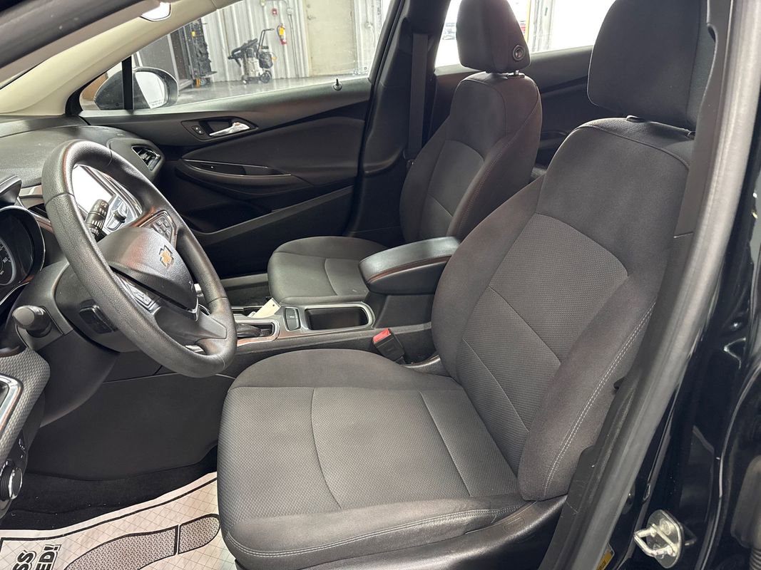 Used 2018 Chevrolet Cruze LT w/ Convenience Package FWD image 9