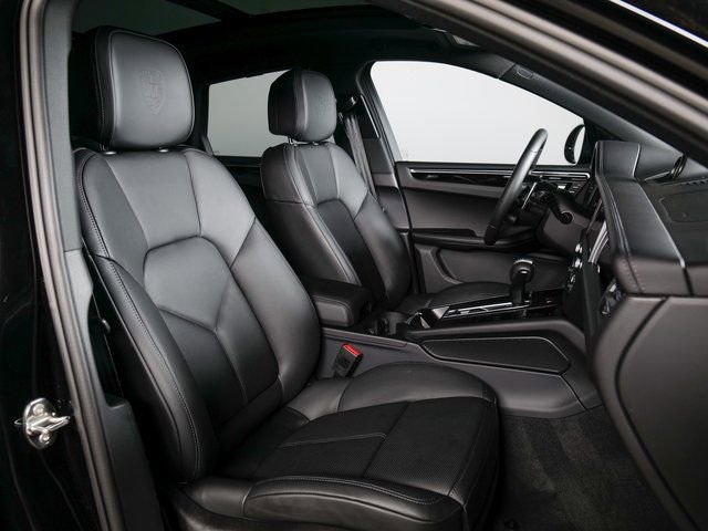Certified 2026 Porsche Macan AWD/4WD image 11