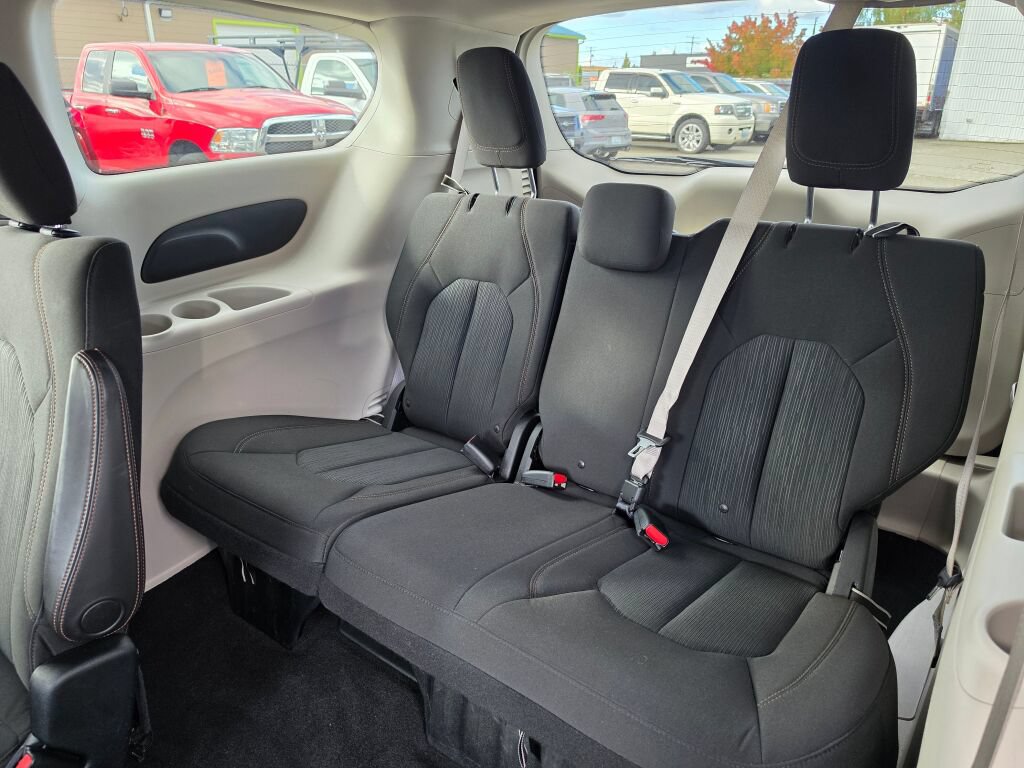 Used 2017 Chrysler Pacifica LX w/ Tire & Wheel Group FWD image 19