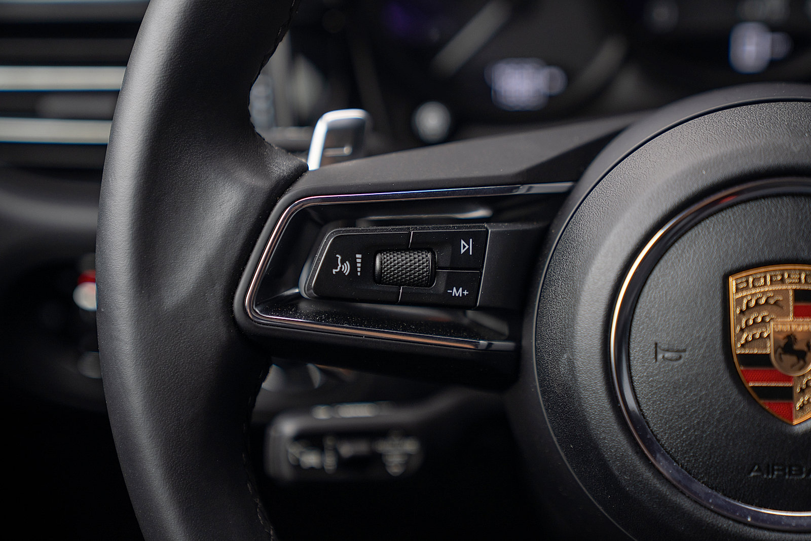 Certified 2025 Porsche Macan AWD/4WD image 8