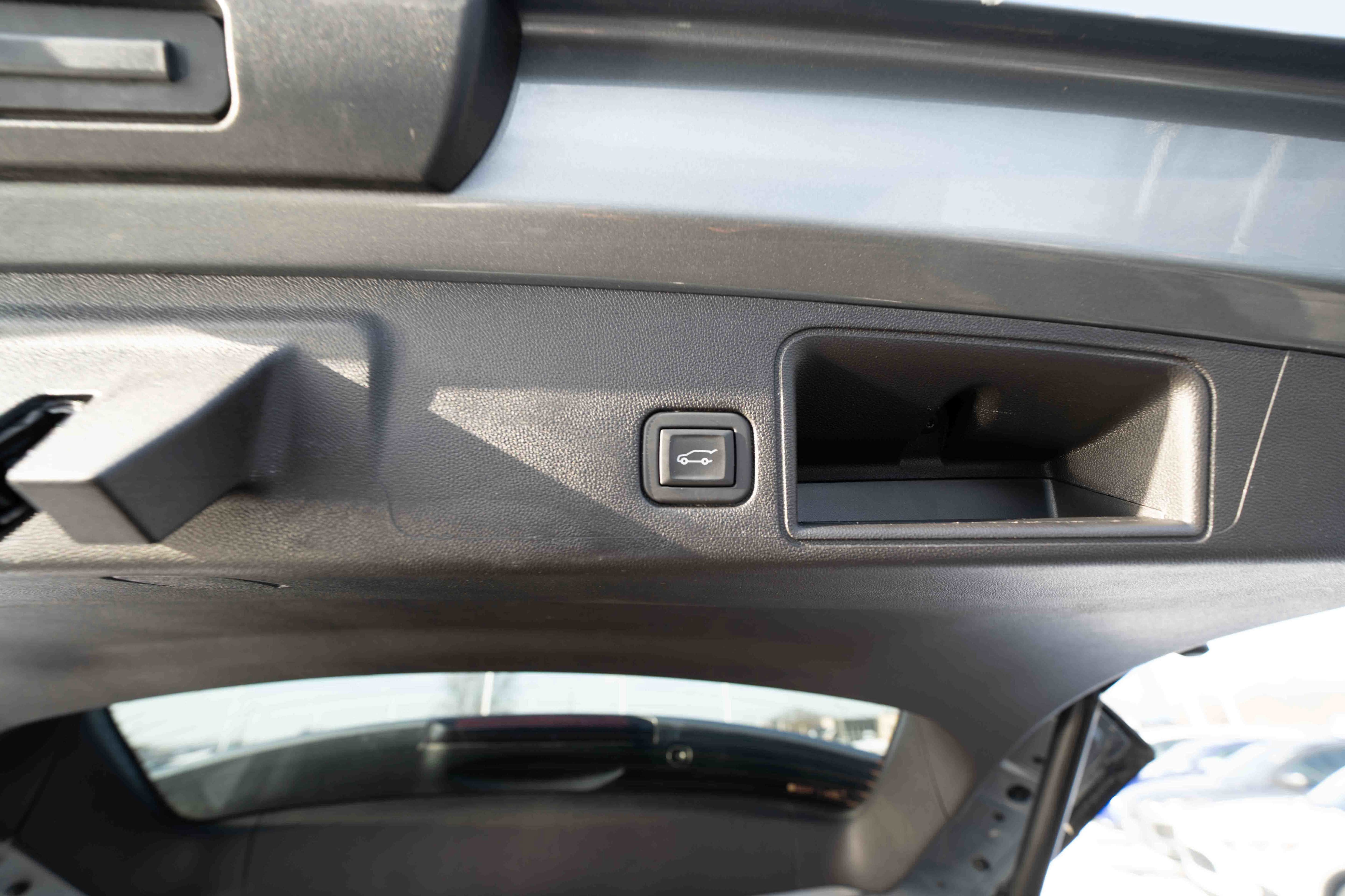 Used 2023 GMC Terrain SLE w/ Driver Convenience Package image 29