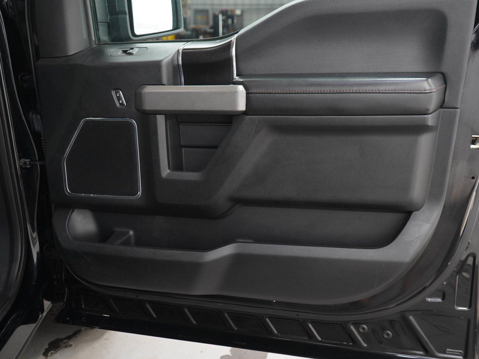 Used 2018 Ford F150 Platinum w/ Equipment Group 701A Luxury AWD/4WD image 9