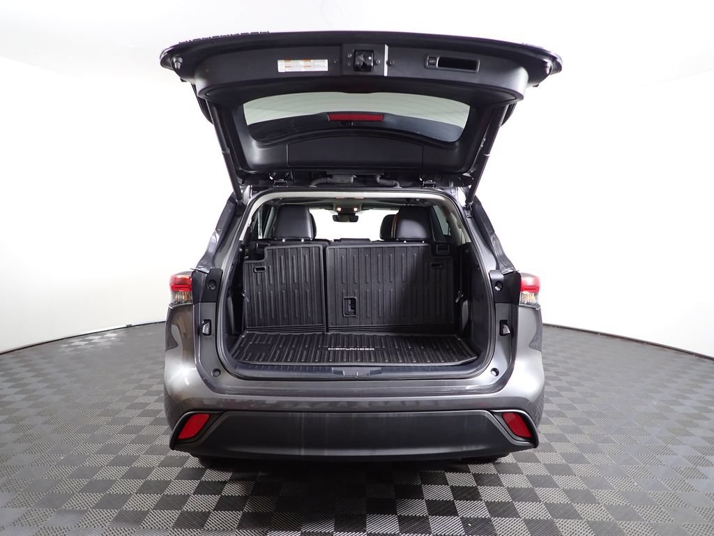 Used 2023 Toyota Highlander XLE AWD/4WD image 14