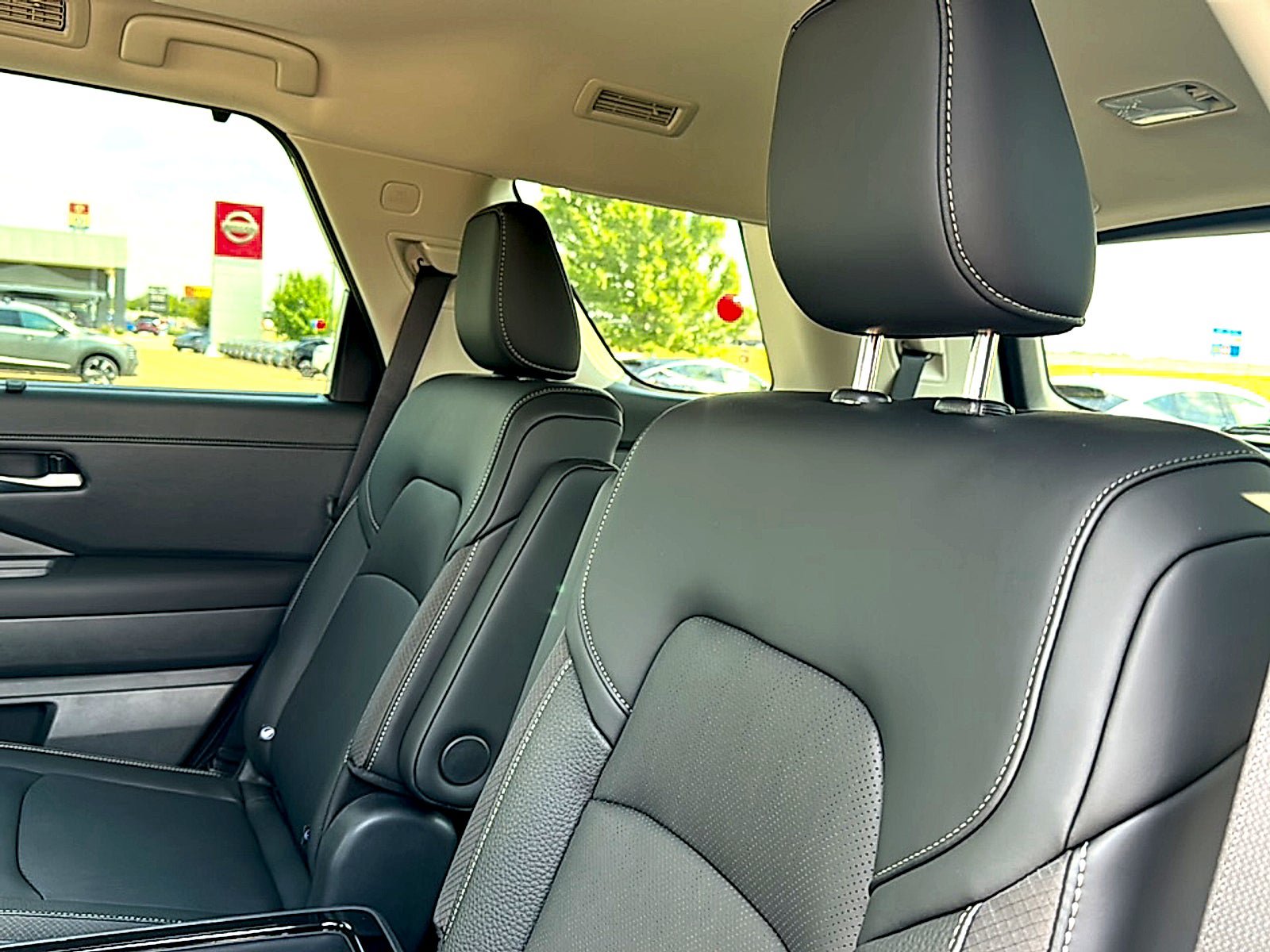 New 2026 Nissan Pathfinder SL w/ SL Premium Package FWD image 17