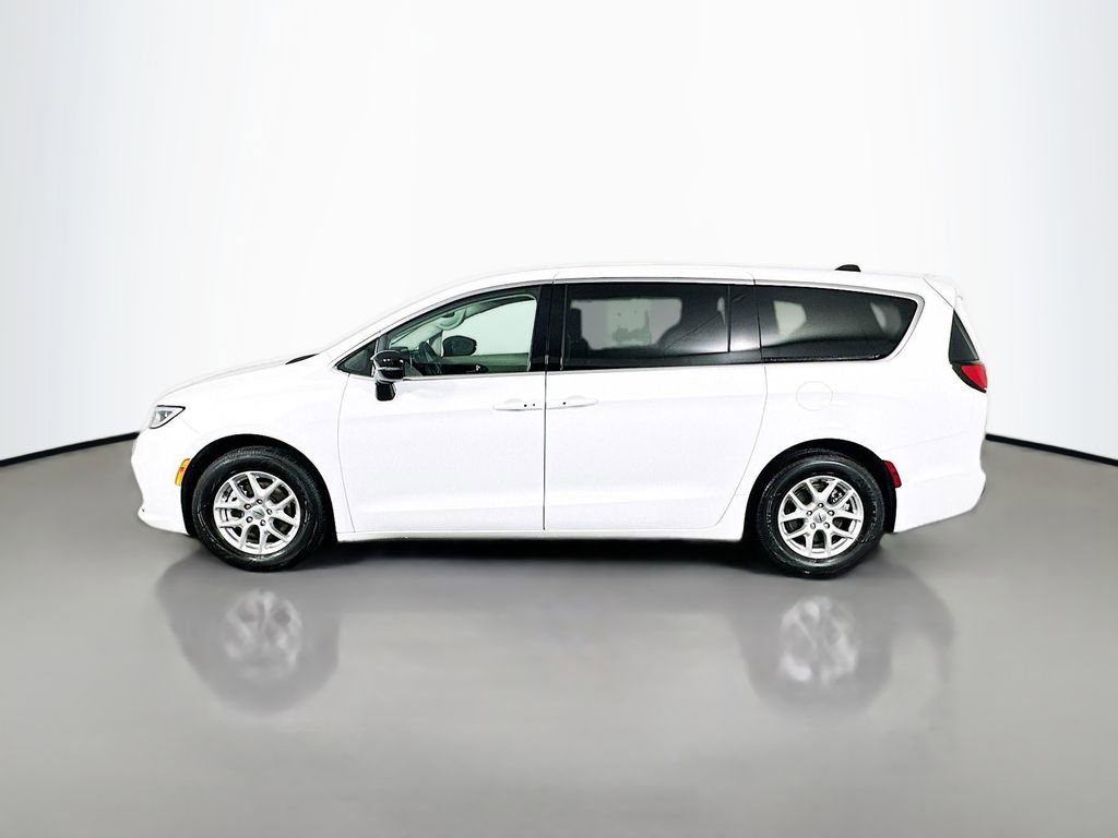 Used 2024 Chrysler Pacifica Touring-L image 4