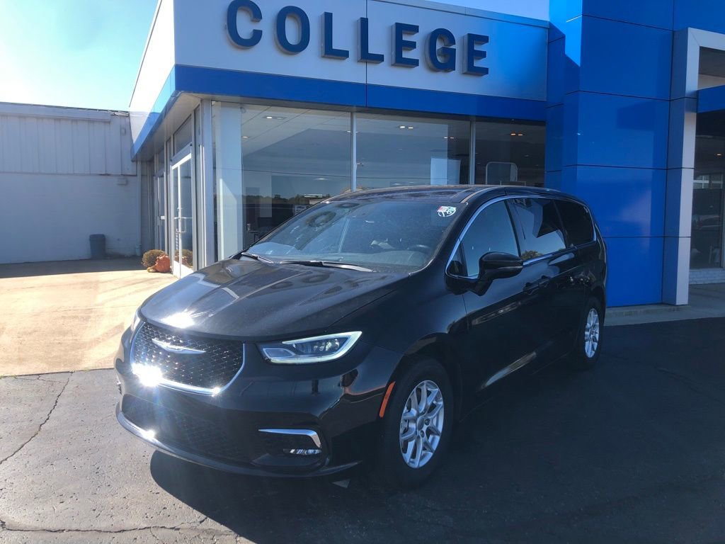 Used 2025 Chrysler Pacifica Select