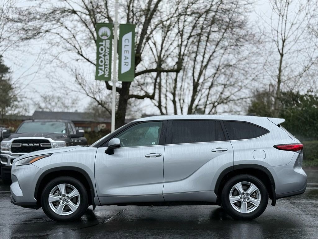 Used 2023 Toyota Highlander LE image 2