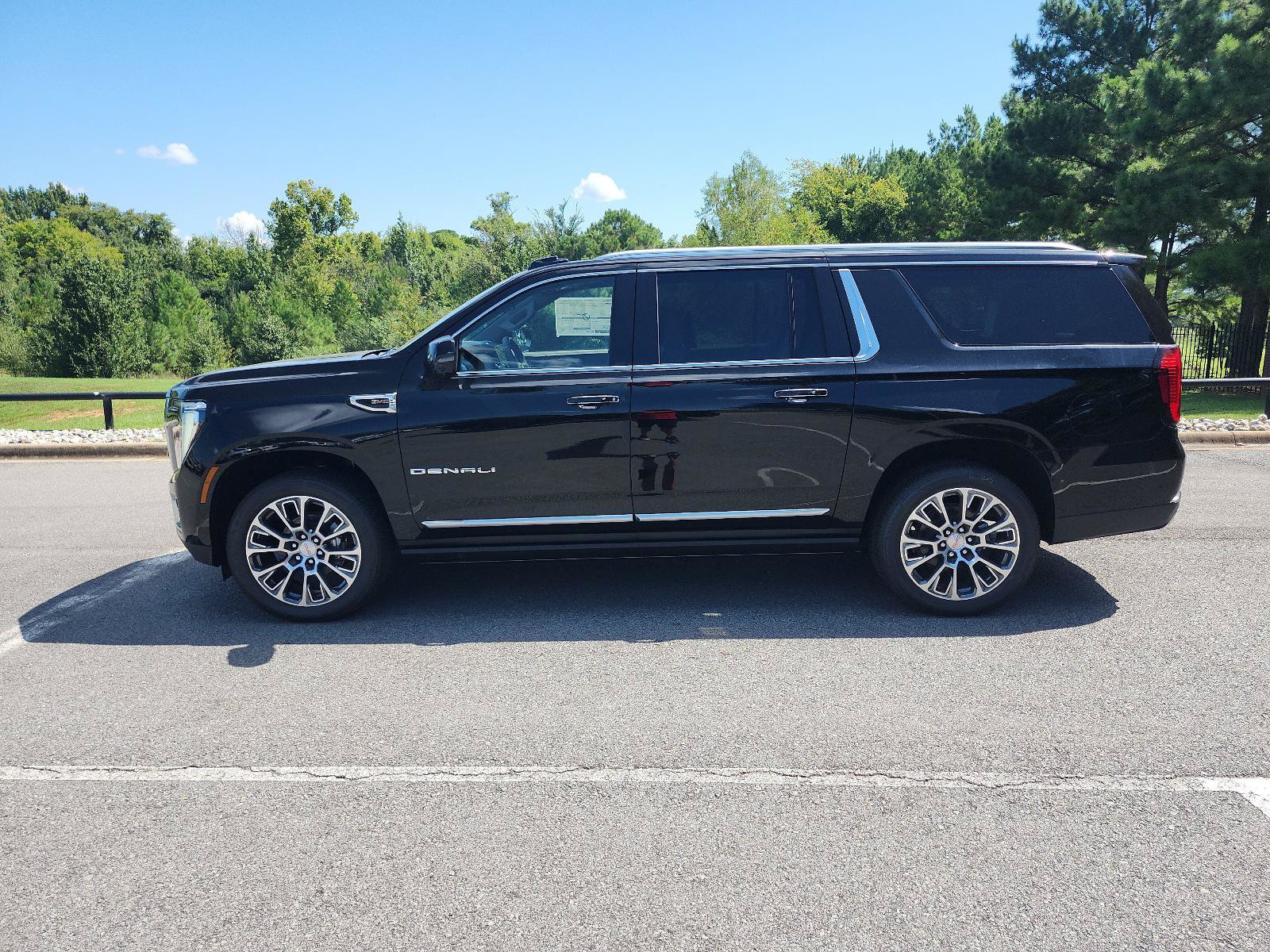New 2026 GMC Yukon XL Denali w/ Denali Reserve Package AWD/4WD image 2