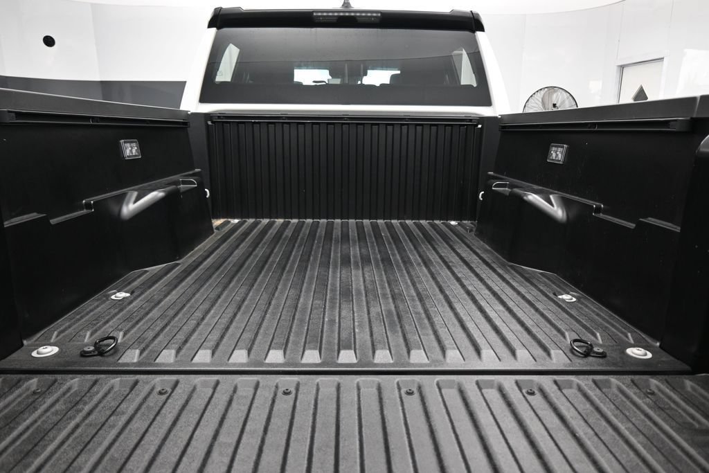 Used 2025 Toyota Tacoma SR5 AWD/4WD image 36