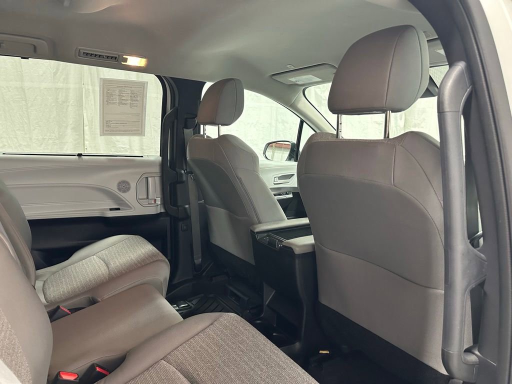 Used 2025 Toyota Sienna LE FWD image 55