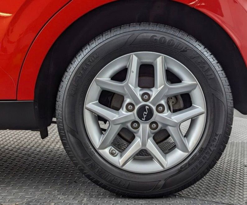 Used 2025 Kia Soul LX w/ LX Technology Package FWD image 11