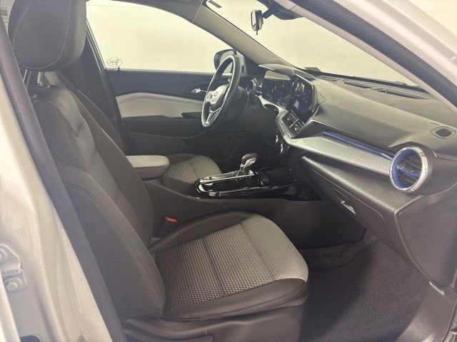 Used 2025 Chevrolet Trax LT w/ Driver Confidence Package FWD image 25