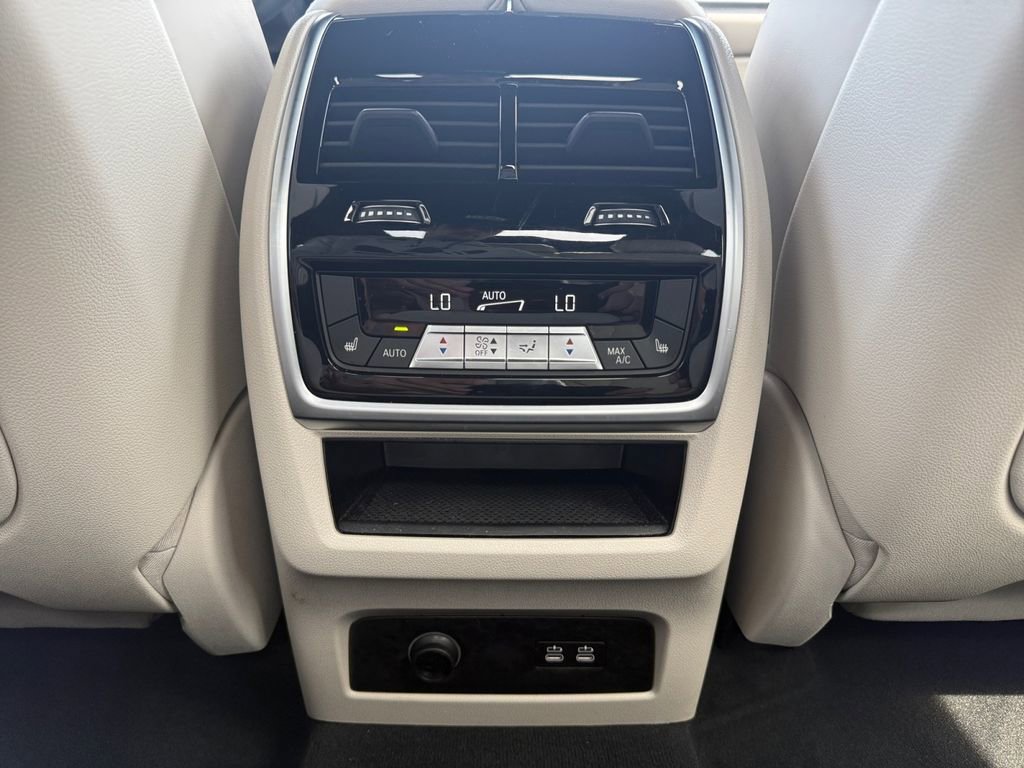Used 2021 BMW X7 M50i image 33