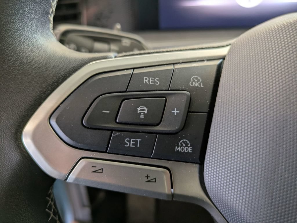 Certified 2025 Volkswagen Tiguan SE w/ Panoramic Sunroof Package AWD/4WD image 19