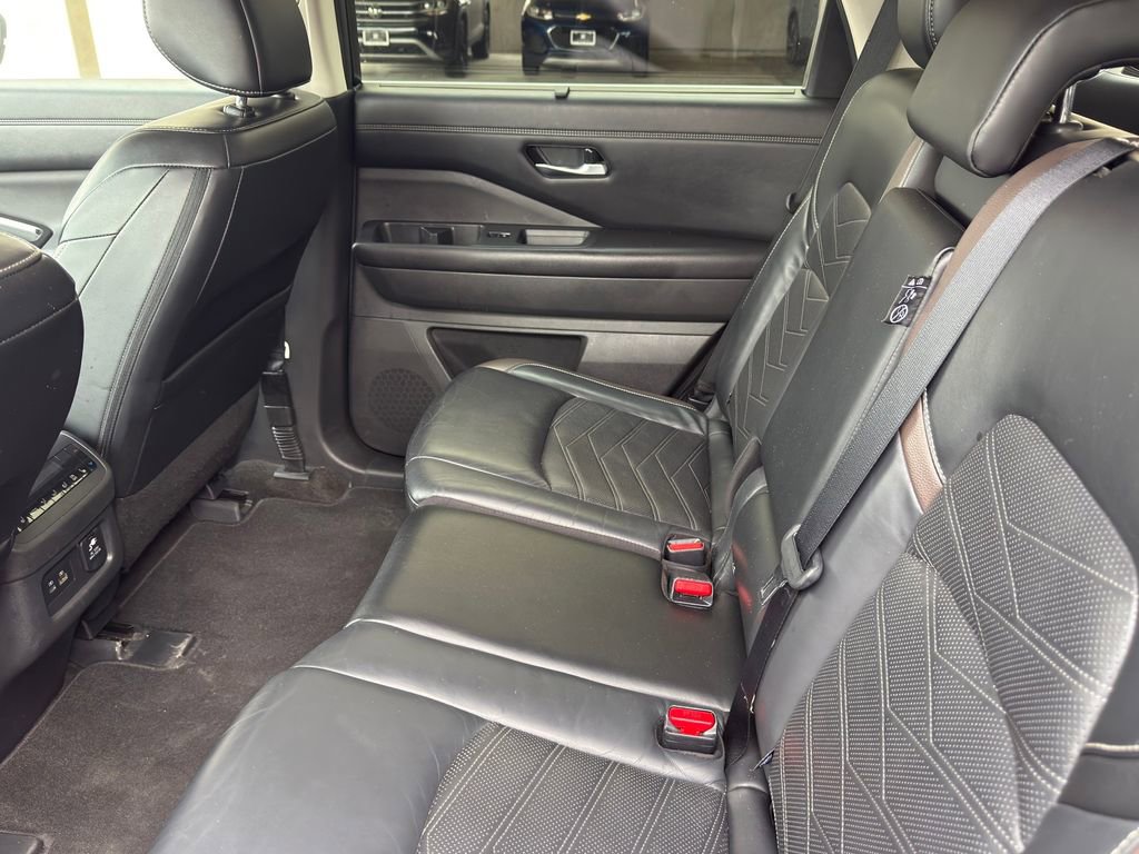 Used 2023 Nissan Pathfinder Platinum w/ Lighting Package (N92) image 33