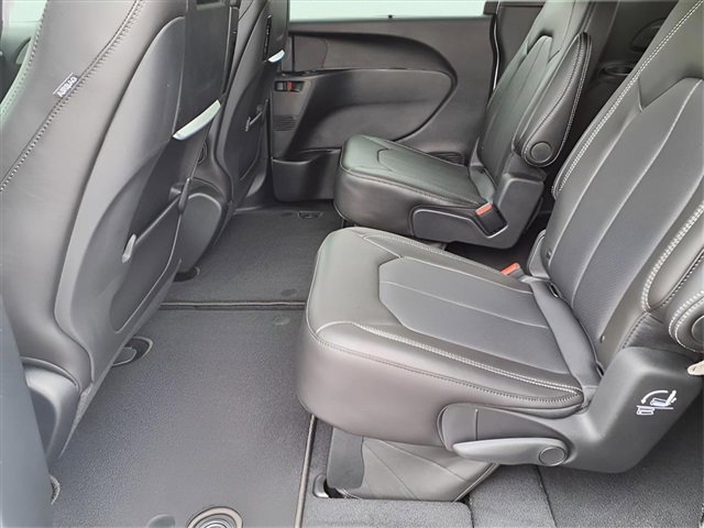 New 2026 Chrysler Pacifica Select image 10