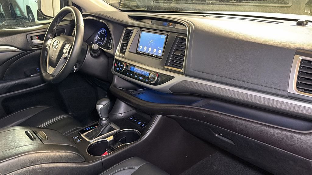 Used 2018 Toyota Highlander SE image 11