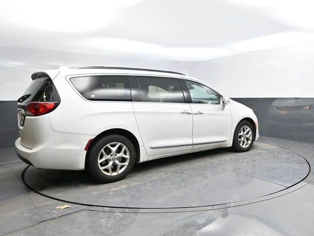 Used 2017 Chrysler Pacifica Touring-L w/ Tire & Wheel Group image 10