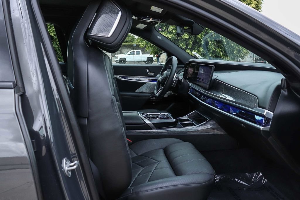 Used 2023 BMW 760i xDrive w/ Luxury Rear Seating Package AWD/4WD image 17