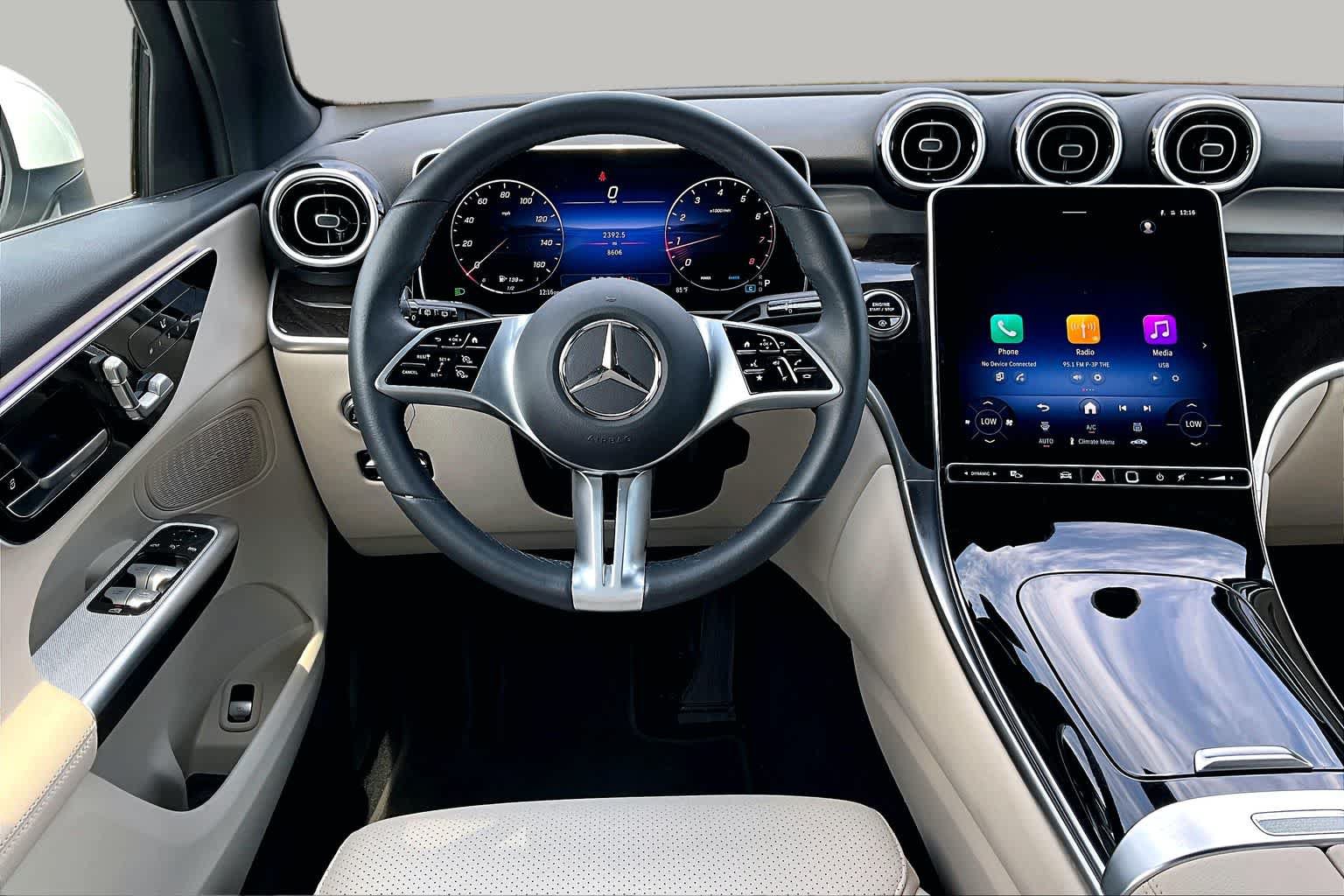 Used 2025 Mercedes-Benz GLC 300 4MATIC image 6