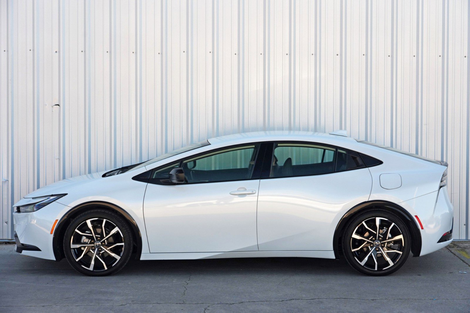 Used 2025 Toyota Prius Plug-In Hybrid XSE FWD image 46
